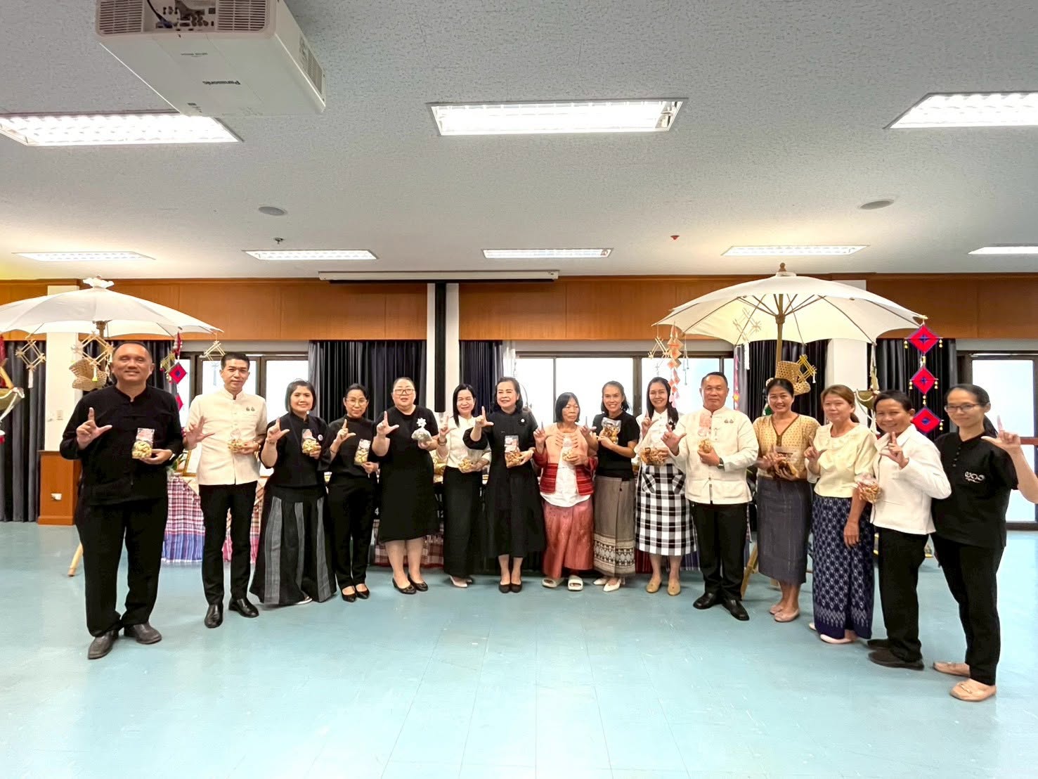 พช.เวียงหนองล่อง นำกลุ่มอาชีพสมาชิกกองทุนพัฒนาบทบาทสตรี (น้ำพริกหนุ่มแม่ศรีนวล) เข้ารับการคัดเลือกคนกองทุนพัฒนาบทบาทสตรีดีเด่น ระดับศูนย์ศึกษาและพัฒนาชุมชน ประจำปี 2569 