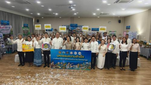 พช.เวียงหนองล่อง ร่วมงานมหกรรมความสำเร็จการพัฒนาคุณภาพชีวิตประชาชน ขับเคลื่อน “ลำพูน ไม่ลำพัง” สร้างชุมชนเข้มแข็ง เศรษฐกิจฐานรากมั่นคง