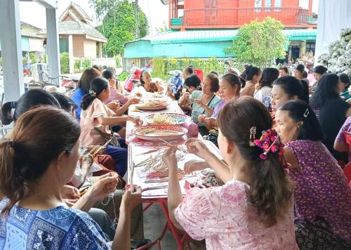 พสกนิกรจิตอาสาอำเภอเวียงหนองล่อง หลอมรวมใจประดิษฐ์ดอกไม้จันทน์พระราชทาน ถวายความจงรักภักดี เพื่อใช้ในพิธีถวายดอกไม้จันทน์ ในส่วนภูมิภาค